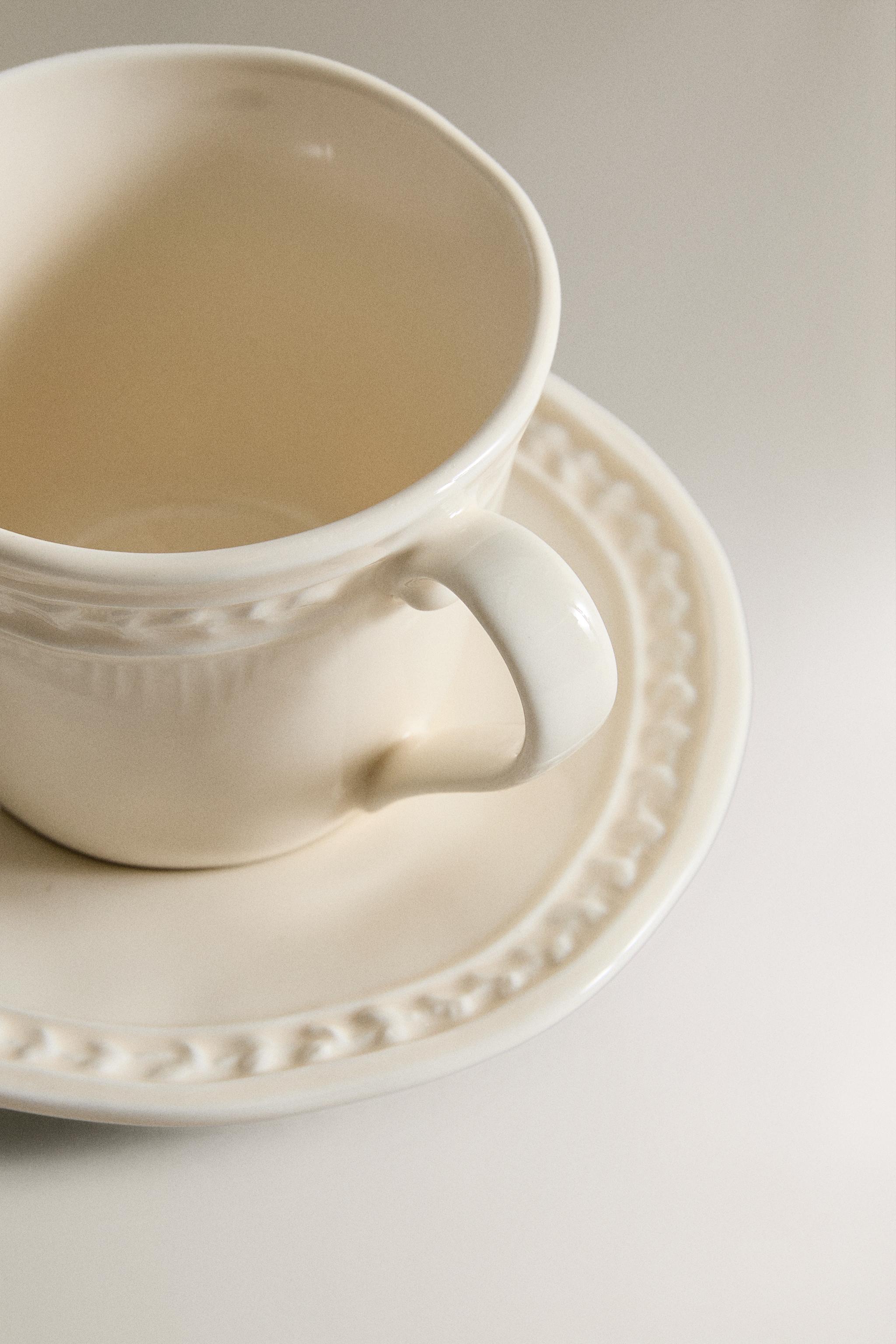 TASSE À CAFÉ ET SOUS-TASSE EN GRÈS À RELIEF